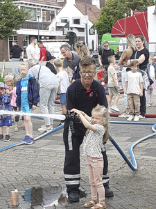 908900 Afbeelding van een deelnemer aan het onderdeel 'brandspuiten voor kinderen' tijdens de open dag van de ...